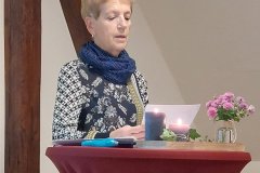 Inge-Hansper-beim-Vortrag