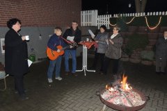 Weihnachtssingen-am-Feuer