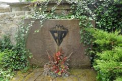 Massengrab mit FIR-Gedenkstein